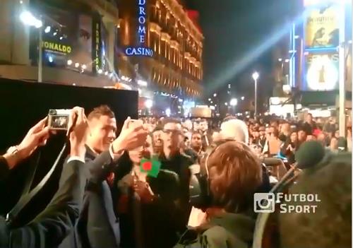 Giải trí - Ra mắt phim mới, Ronaldo selfie hàng loạt cùng fan