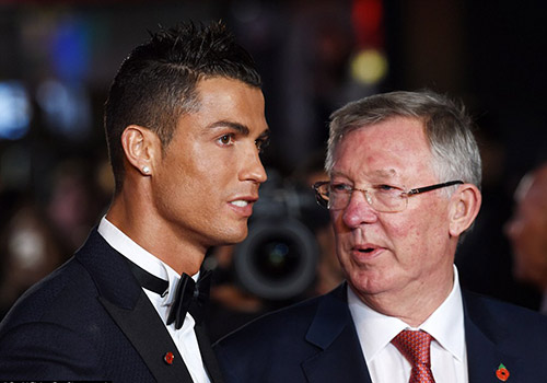 Giải trí - Ra mắt phim mới, Ronaldo selfie hàng loạt cùng fan (Hình 2).