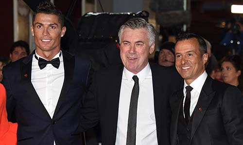 Giải trí - Ra mắt phim mới, Ronaldo selfie hàng loạt cùng fan (Hình 3).