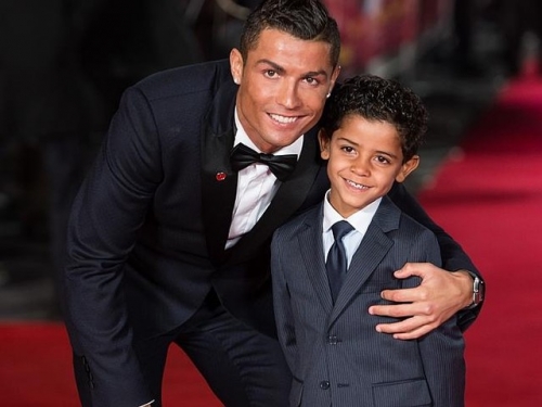 Thể thao - Phim của Ronaldo: Những bộ vest, siêu cò và... khoe thân