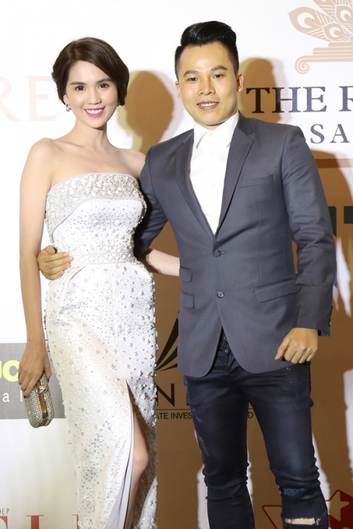 Giải trí - Vũ Khắc Tiệp tình tứ ôm eo Ngọc Trinh trên thảm đỏ Lynk Fashion Show (Hình 2).