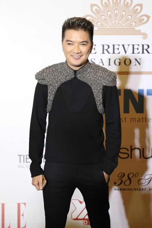 Giải trí - Vũ Khắc Tiệp tình tứ ôm eo Ngọc Trinh trên thảm đỏ Lynk Fashion Show (Hình 7).