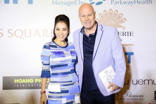 Giải trí - Vũ Khắc Tiệp tình tứ ôm eo Ngọc Trinh trên thảm đỏ Lynk Fashion Show (Hình 8).