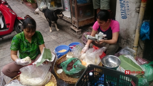 Xã hội - 2 tiếng bán xôi mỗi sáng, thu nhập 3-4 triệu đồng (Hình 2).