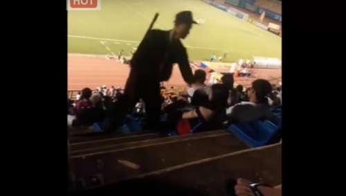 Ph&aacute;p luật - V&igrave; sao chiến sỹ cảnh s&aacute;t cơ động t&aacute;t c&ocirc; g&aacute;i tr&ecirc;n s&acirc;n b&oacute;ng?