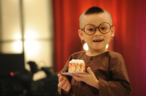 Giải tr&iacute; - X&uacute;c động với ho&agrave;n cảnh của b&eacute; 4 tuổi gi&agrave;nh 40 triệu từ Trấn Th&agrave;nh