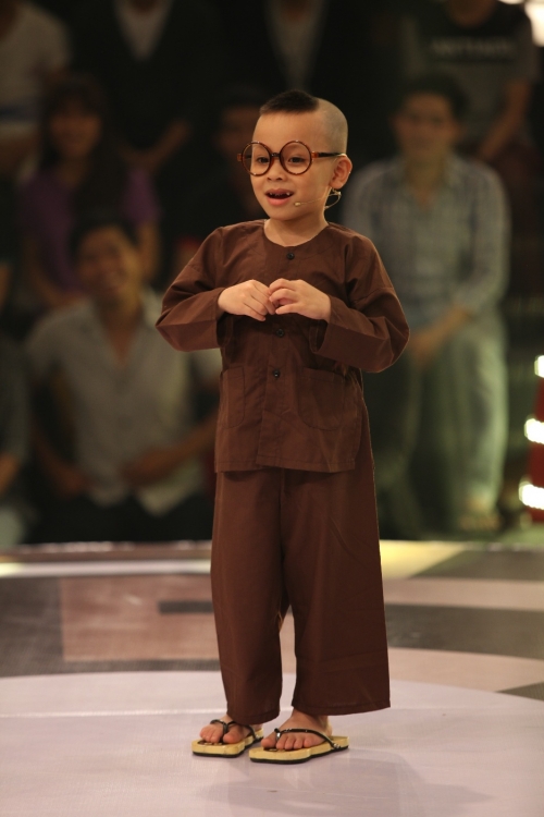 Giải tr&iacute; - X&uacute;c động với ho&agrave;n cảnh của b&eacute; 4 tuổi gi&agrave;nh 40 triệu từ Trấn Th&agrave;nh (H&igrave;nh 2).