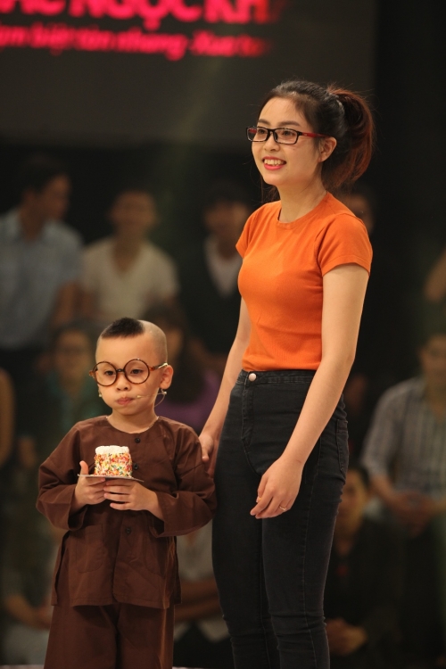 Giải tr&iacute; - X&uacute;c động với ho&agrave;n cảnh của b&eacute; 4 tuổi gi&agrave;nh 40 triệu từ Trấn Th&agrave;nh (H&igrave;nh 4).