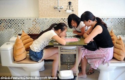 Xã hội - 'Bá đạo' trào lưu ăn uống bằng bồn cầu trong toilet (Hình 3).