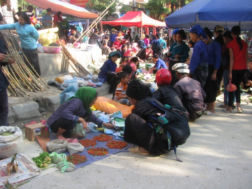 Xã hội - Chợ phiên Hoàng Su Phì: Ngộ nghĩnh trẻ thơ theo mẹ xuống chợ (Hình 2).