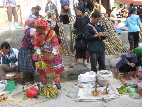 Xã hội - Chợ phiên Hoàng Su Phì: Ngộ nghĩnh trẻ thơ theo mẹ xuống chợ (Hình 4).