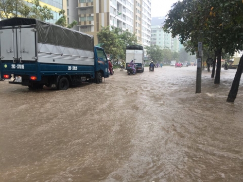 Xã hội - Sau mưa lớn, nhiều tuyến phố Hà Nội lụt như 'đại hồng thủy 2008'