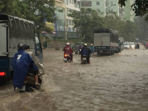 Xã hội - Sau mưa lớn, nhiều tuyến phố Hà Nội lụt như 'đại hồng thủy 2008' (Hình 2).