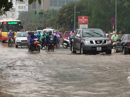 Xã hội - Sau mưa lớn, nhiều tuyến phố Hà Nội lụt như 'đại hồng thủy 2008' (Hình 5).