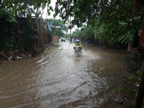 Xã hội - Sau mưa lớn, nhiều tuyến phố Hà Nội lụt như 'đại hồng thủy 2008' (Hình 7).