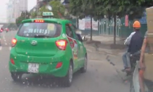 Pháp luật - Clip: Taxi cắt mặt ô tô, ép xe máy vào lề đường để 'dạy dỗ'