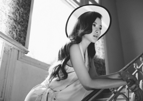 Giải trí - Angela Phương Trinh xinh như 'thần tiên tỷ tỷ' trong biệt thự cổ