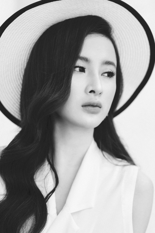 Giải trí - Angela Phương Trinh xinh như 'thần tiên tỷ tỷ' trong biệt thự cổ (Hình 2).