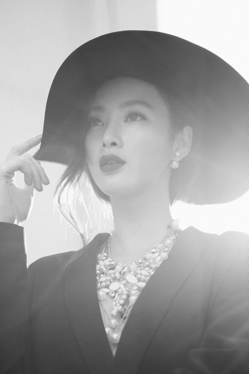 Giải trí - Angela Phương Trinh xinh như 'thần tiên tỷ tỷ' trong biệt thự cổ (Hình 3).
