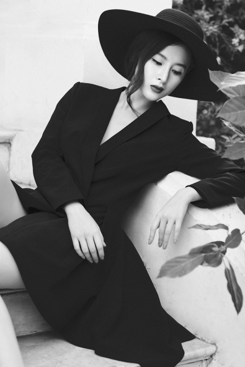 Giải trí - Angela Phương Trinh xinh như 'thần tiên tỷ tỷ' trong biệt thự cổ (Hình 4).