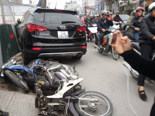 Pháp luật - Hà Nội: Xe ‘điên’ tạt đầu taxi đâm 2 xe máy trên đường Trường Chinh