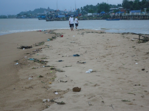 Xã hội - Phú Yên: Cửa biển dịch chuyển 200m do sóng lớn (Hình 2).