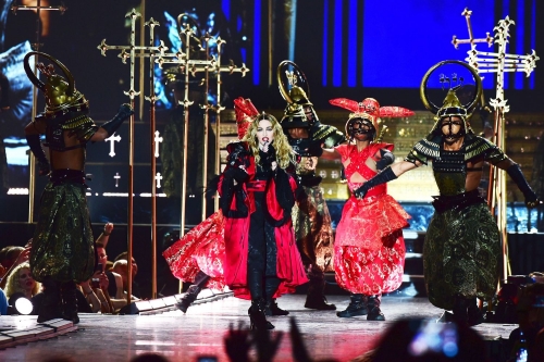 Giải tr&iacute; - Madonna 57 tuổi vẫn sung sức tr&ecirc;n s&acirc;n khấu