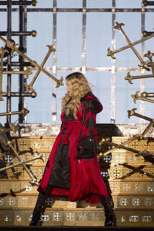 Giải tr&iacute; - Madonna 57 tuổi vẫn sung sức tr&ecirc;n s&acirc;n khấu (H&igrave;nh 2).