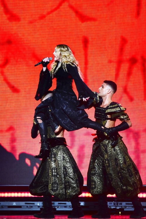 Giải tr&iacute; - Madonna 57 tuổi vẫn sung sức tr&ecirc;n s&acirc;n khấu (H&igrave;nh 3).