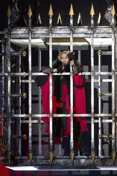 Giải tr&iacute; - Madonna 57 tuổi vẫn sung sức tr&ecirc;n s&acirc;n khấu (H&igrave;nh 4).