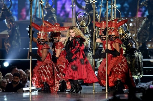 Giải tr&iacute; - Madonna 57 tuổi vẫn sung sức tr&ecirc;n s&acirc;n khấu (H&igrave;nh 6).