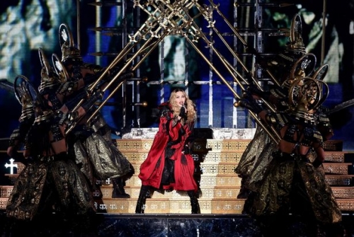 Giải tr&iacute; - Madonna 57 tuổi vẫn sung sức tr&ecirc;n s&acirc;n khấu (H&igrave;nh 7).