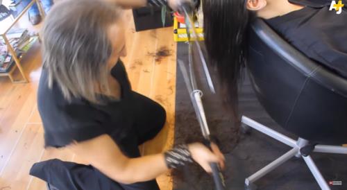 Xã hội - Video: Thợ làm tóc 'có một không hai', dùng kiếm và lửa để cắt tóc
