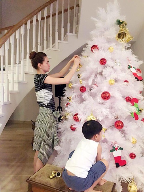 Giải tr&iacute; - Hồ Ngọc H&agrave; c&ugrave;ng Subeo tự tay trang tr&iacute; c&acirc;y th&ocirc;ng Noel (H&igrave;nh 2).