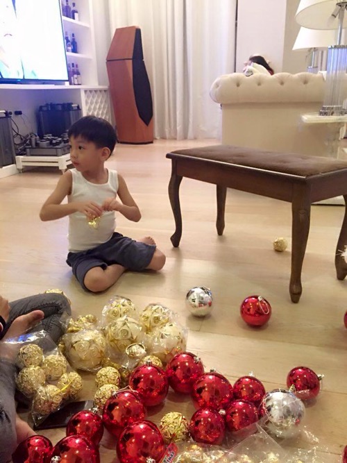 Giải tr&iacute; - Hồ Ngọc H&agrave; c&ugrave;ng Subeo tự tay trang tr&iacute; c&acirc;y th&ocirc;ng Noel (H&igrave;nh 3).