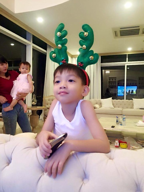 Giải tr&iacute; - Hồ Ngọc H&agrave; c&ugrave;ng Subeo tự tay trang tr&iacute; c&acirc;y th&ocirc;ng Noel (H&igrave;nh 6).