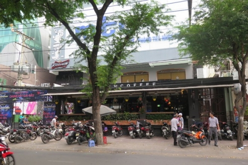 Xã hội - 'Sinh viên' mặc nội y mua vui cho khách giữa ban ngày (Hình 2).