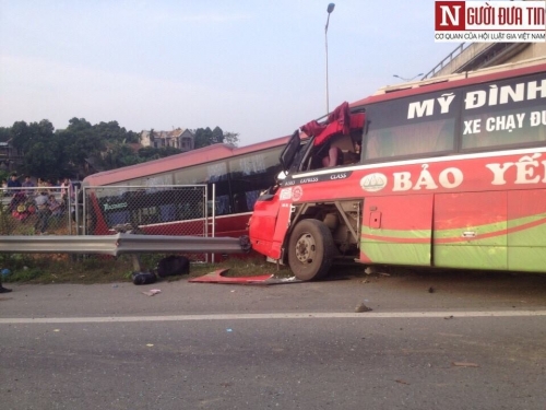 Pháp luật - Xe khách tông nhau trên cao tốc: Nguyên nhân ban đầu do nổ lốp xe (Hình 2).