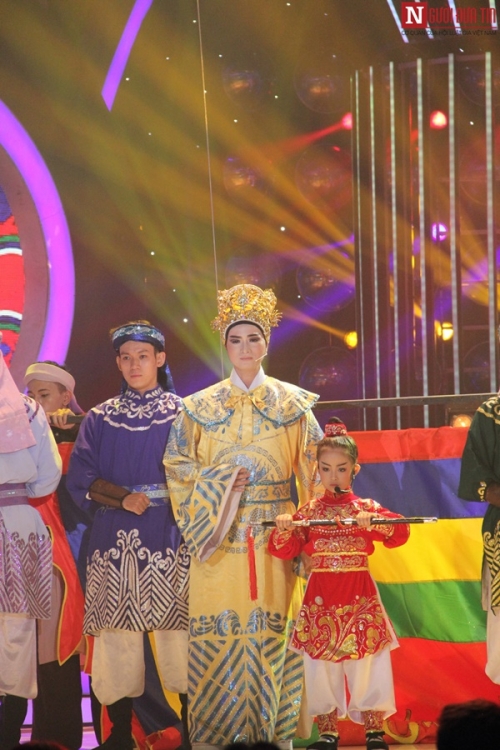 Giải trí - Chung kết Gương mặt thân quen nhí 2015: Bảo Ngọc bóp nát quả cam (Hình 4).
