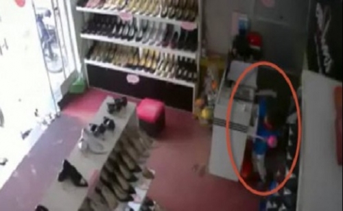 Pháp luật - Clip: Mẹ đánh lạc hướng nhân viên bán hàng để con trai trộm tiền