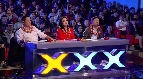 Giải trí - Vietnam’s Got Talent 2016: 2 bé múa đu dây khiến Chí Trung xúc động