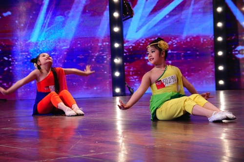 Giải trí - Vietnam’s Got Talent 2016: 2 bé múa đu dây khiến Chí Trung xúc động (Hình 2).