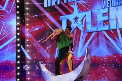 Giải trí - Vietnam’s Got Talent 2016: 2 bé múa đu dây khiến Chí Trung xúc động (Hình 3).