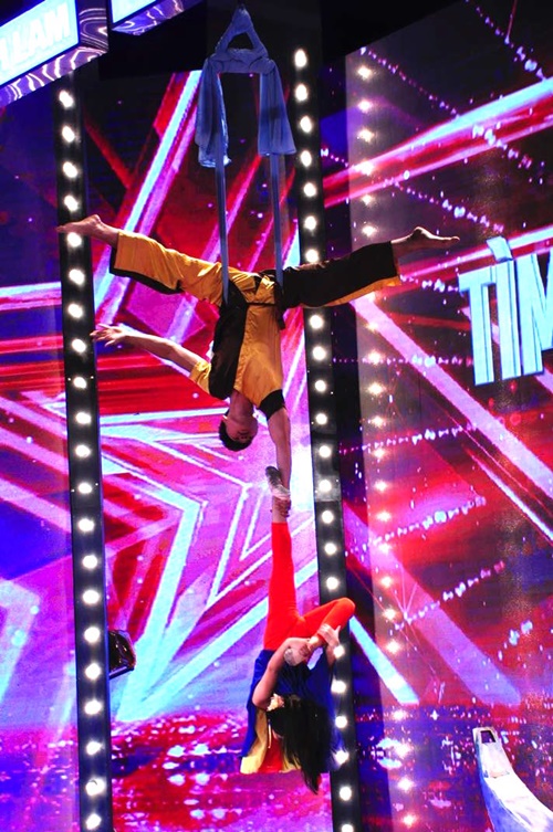 Giải trí - Vietnam’s Got Talent 2016: 2 bé múa đu dây khiến Chí Trung xúc động (Hình 4).