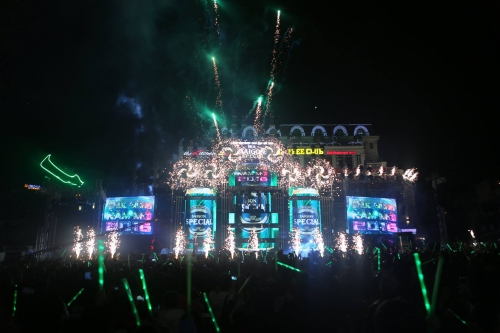 Giải trí - Người dân Hà Nội hào hứng tham dự “Special Countdown Party” (Hình 3).