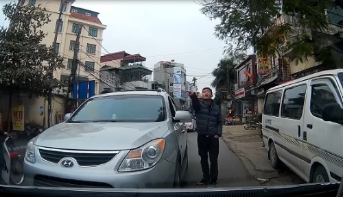 Pháp luật - Clip: Cố tình chạy lấn làn, tài xế ô tô vẫn hùng hổ xuống xe gây sự (Hình 2).