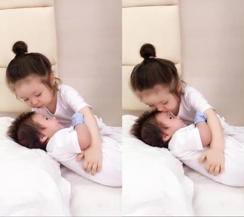 Giải trí - Elly Trần lộ bụng bầu trong clip thôi nôi bé Cadie Mộc Trà