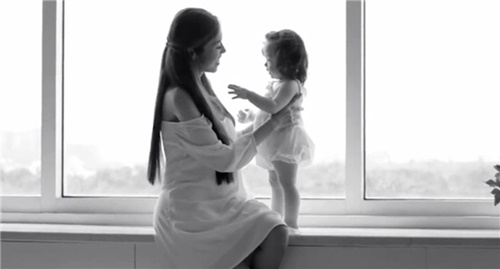Giải trí - Elly Trần lộ bụng bầu trong clip thôi nôi bé Cadie Mộc Trà (Hình 3).