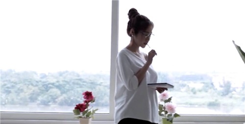 Giải trí - Elly Trần lộ bụng bầu trong clip thôi nôi bé Cadie Mộc Trà (Hình 5).