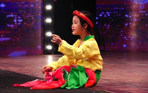 Giải trí - Cô bé xứ Thanh hát Chầu Văn cực hay khiến BGK ngỡ ngàng [VIDEO]